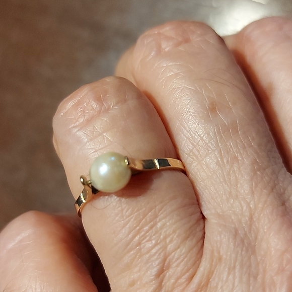 18 KT Solid Gold Cultur Pearl Ring - Picture 7 of 8